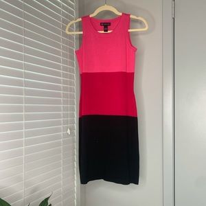 Stretchy sleeveless color block dress.
